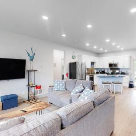 Modern Dog-Friendly Home with a Full Kitchen washer&dryer Furnished Patio, hotel u gradu 'Bandon'