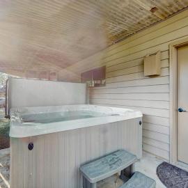 Whimsical tree-lined stay with wood stove AC shared amenities and large deck, Hotel in Black Butte Ranch