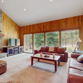 Spacious dog-friendly home with private hot tub deck basketball court & WIFI, Hotel in Black Butte Ranch