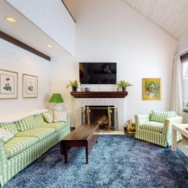 Charming Black Butte Ranch getaway on the golf course dog-friendly with AC