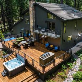 A modern mountain retreat designed for gathering comfort and connection, hotel u gradu Black Butte Ranch