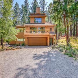 Dog-friendly home with grill deck firepit balcony & mountain view, Hotel in Black Butte Ranch