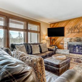 All-Suite Alpine Getaway - Pools Hot Tubs & Golf - Shuttle to Ski Mountain, хотел в Бенд
