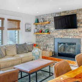 Dog-friendly second floor condo with pool & hot tub access & wood fireplace, hótel í Bend