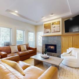 Charming dog-friendly retreat near skiing & golf with views & fireplace, hotel a Bend