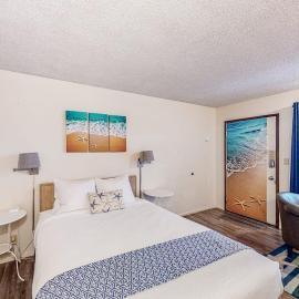Retro beach experience with fast WiFI - walk to downtown shops & eateries