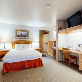 Studio condo with access to shared pools hot tubs close to Mt Bachelor, hotel v destinácii Bend