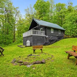 Peaceful Mountaintop Getaway Solar Power, hotel v destinaci Springwater