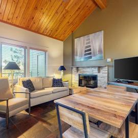 Cozy condo with loft & fireplace AC shared hot tubs pools fitness center, hotel Bendben