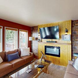 Coastal retreat with ocean views patio WiFi streaming, Hotel in Brookings