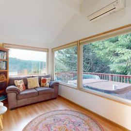 Peaceful dog-friendly cabin on the coast with great deck views, hotel a Brookings