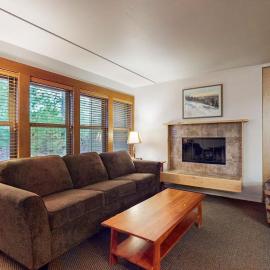 Studio condo with access to shared pools hot tubs close to Mt Bachelor, hotel v destinácii Bend