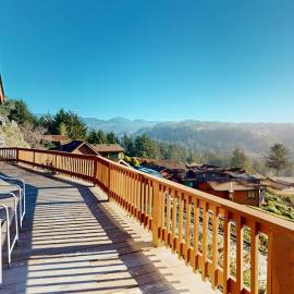 Gorgeous dog-friendly coastal escape with patio & amazing views!, hôtel à Brookings