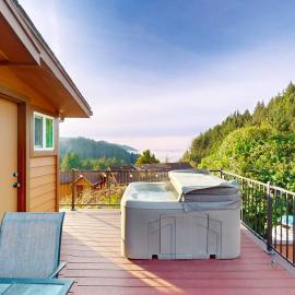 Private cabin close to trails with hot tub grill and dazzling ocean views, hotel a Brookings