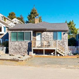Charming oceanfront cottage with WiFi & easy beach access، فندق في كانون بيتش
