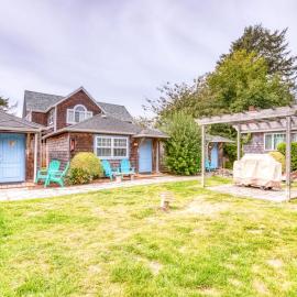 Three Cozy Cottages with Gas Fireplaces Courtyard & Beach Access - Dog-Friendly