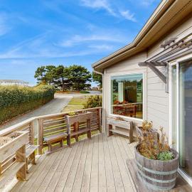 Charming home with WiFi deck & grill - 1 block to the beach, hotel in Bandon
