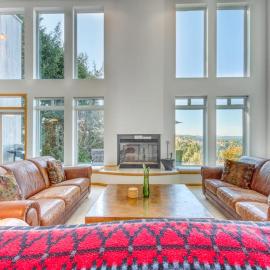 Mid-century home with floor-to-ceiling windows & great views, hotel a Coos Bay