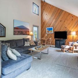 Home with hot tubs pools tennis pickleball gym fireplace & game room, Hotel in Black Butte Ranch