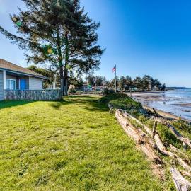 Cute Waterfront Cottage with Private washer&dryer & Wonderful Views of the Bay, hotel u gradu Kus Bej