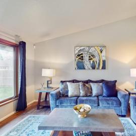 Well-stocked and centrally located home with patio & enclosed yard, hotel di Eugene