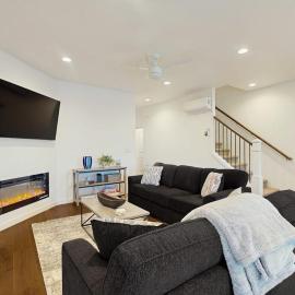 Beautiful Spacious Townhome close to downtown & UO with WiFi AC Fireplace, Hotel in Eugene