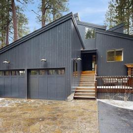 Spacious family friendly home with fireplace full kitchen deck grill & WIFI, hotel in Black Butte Ranch