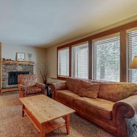 Charming condo with serene views access to resort amenities WiFi and patio, hotel in Bend