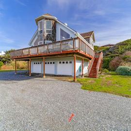 Exquisite home with spectacular views deck gas fireplace & game room, hotel in Gold Beach