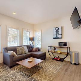 Adorable Bend townhome with ideal location kitchenette & central AC