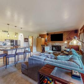 Mountain-view condo with pool hot tub sauna fitness room balcony & W&D, hotel in Bend