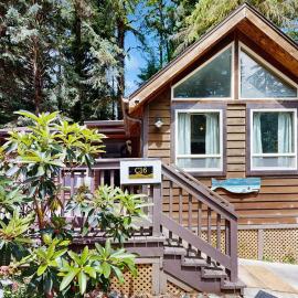 Charming cottage near Whaleshead Beach 4-person private hot tub deck & grill