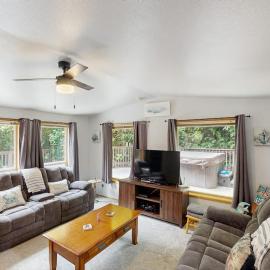 Charming cottage near Whaleshead Beach 4-person private hot tub deck & grill, Hotel in Brookings