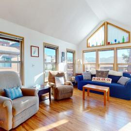 Dog-friendly cabin withprivate hot tub large deck & beautiful ocean mountain view, hotel a Brookings