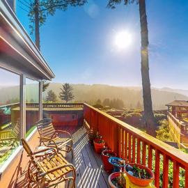 Dog-friendly cabin withprivate hot tub large deck & beautiful ocean mountain view, hotel v mestu Brookings