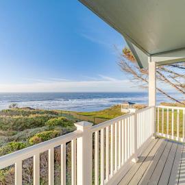 Dog-friendly ocean view home with WiFi remote work spaces and washer&dryer, hotel in Gold Beach