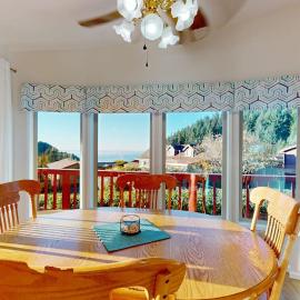 Ocean view retreat with nautical interior pinball machine grill games & AC, hotel in Brookings