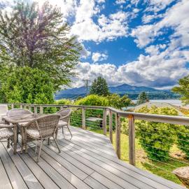 Magnificent Dog-Friendly Home with Lake & Mountain Views from the Large Deck, hotel en Cascade Locks