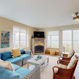 Modern oceanfront home with private hot tub patio & gas fireplace โรงแรมในโกลด์บีช