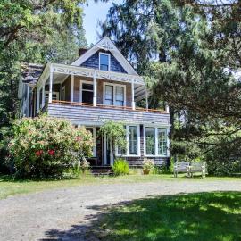 Historic home on one acre meadow near beach & golf - dog-friendly, hotel a Gearhart