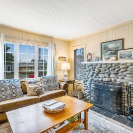 Charming dog-friendly cottage with sauna easy beach access deck & yard, hotel i Gearhart