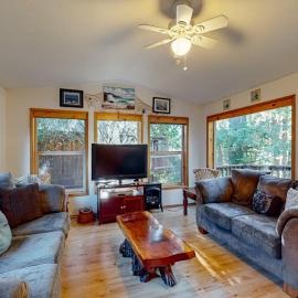 Beautiful coastal cabin with private hot tub gas grill & scenic deck space, hotell i Brookings