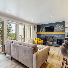 Beautiful condo at Seventh Mountain with shared hot tub & pool fireplace patio, hotel in Bend