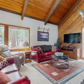 Rustic-chic home with patio pools hot tubs & fitness center, Hotel in Black Butte Ranch