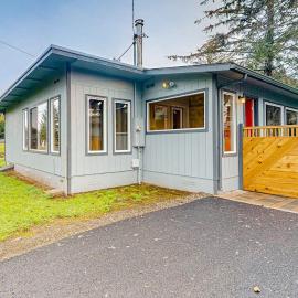 Home near the ocean with wood stove large yard washer&dryer streaming patio, hotel in Coos Bay