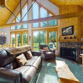 Inviting chalet with private hot tub grill 3 pools hot tub gym & tennis, hotel a Redmond