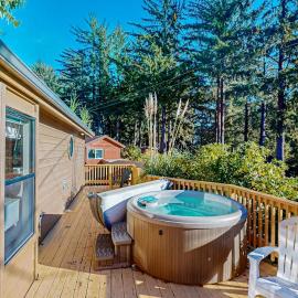 Cozy abode steps from the beach with a private hot tub and nautical theme, Hotel in Brookings