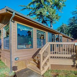 Cozy abode steps from the beach with a private hot tub and nautical theme, hotel in Brookings