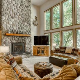 Classic riverfront home with great views game room hot tub & modern cabin feel, hotel in Welches