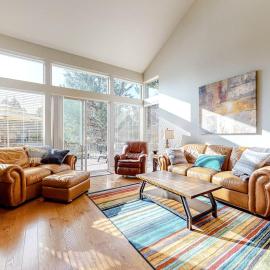 Creekside home with private hot tub & fireplace - access to pools hot tub gym、レドモンドのホテル